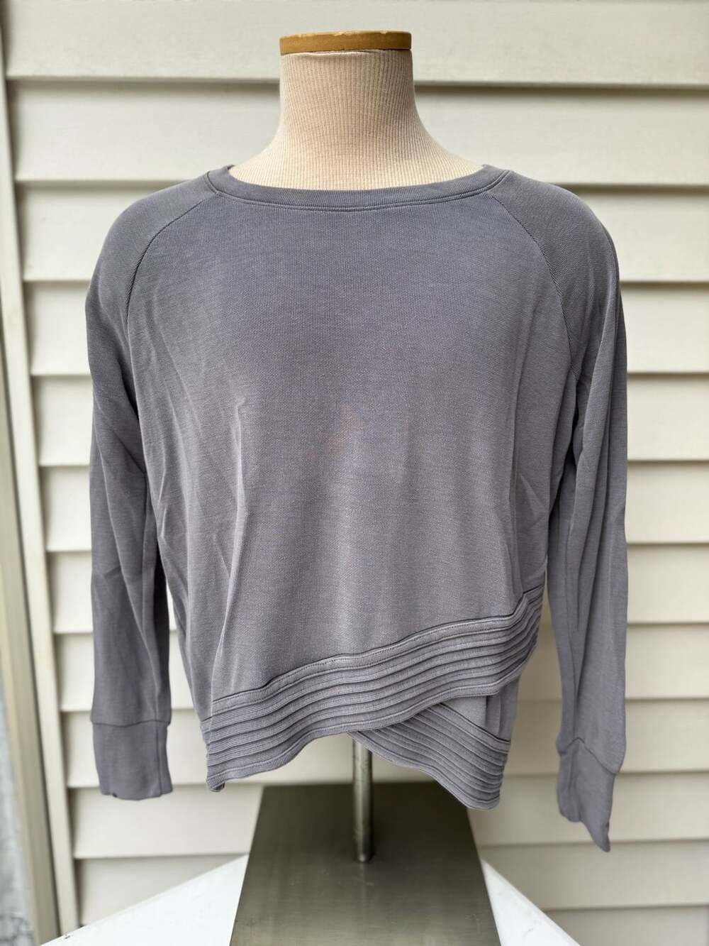 Athleta Serenity Criss Cross Sweatshirt Size M Gray